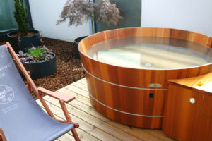 Badewanne rund für Außen in Zedernholz.