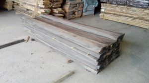 Holzstoß zuhause, bereit zum Aufschneiden.