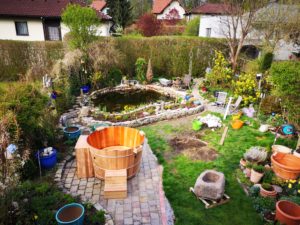 Badezuber in wunderschönem Garten