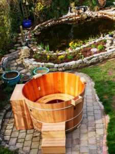 Badezuber in wunderschönem Garten
