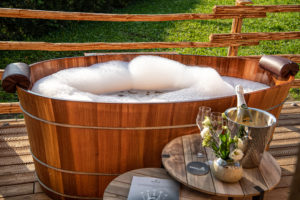 Edle Außen-Holzbadewanne in Zedernholz