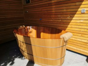 Hochwertige Holzbadewanne im Außenbereich!