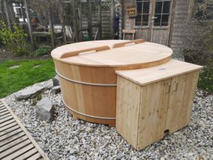 Außenbadewanne mit Holzdeckel und Technikverbau