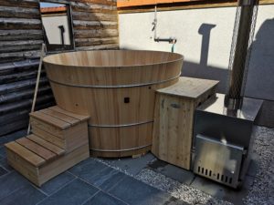Badebottich mit Holzaußenofen und Technikholzverbau