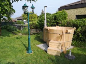 Badebottich im Garten neben einer Laterne;)