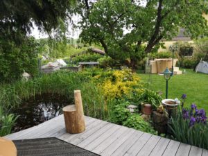 Wunderschöner Garten mit Balubad Badefass