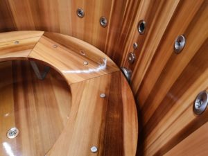 Innenbank mit Edelstahl Luftdüsen und Wassermassagedüsen